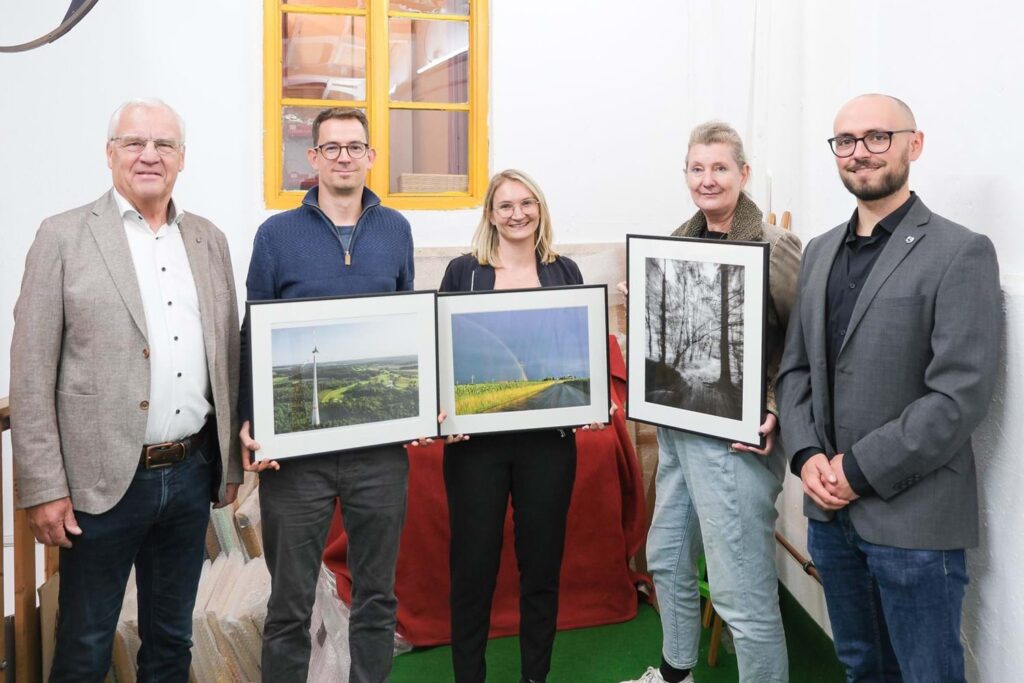 Auf dem Foto von links: Walter Brilmayer (stellvertretender Landrat), Benedikt Altschuh (2. Platz), Patricia Henke (1. Platz), Petra Spanier (3. Platz) und Benedikt Hehn (Klimafolgenanpassungsmanager des Landkreises Ebersberg)